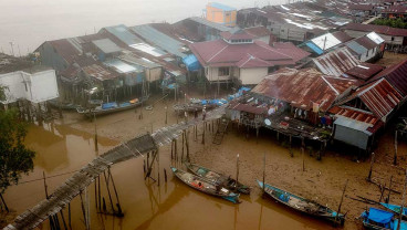 Jembatan Kayu di Jambi Rusak Parah, Mobilitas Warga Terganggu