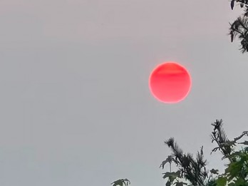 Tak Biasa, Matahari Berwarna Merah Darah Muncul di Amerika