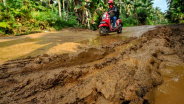 Jalan Lintas Muara Sabak-Kampung Laut di Jambi Rusak Parah