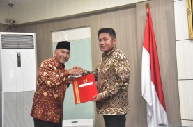 Gubernur Sumsel Serahkan SK Perpanjangan Pj Bupati…