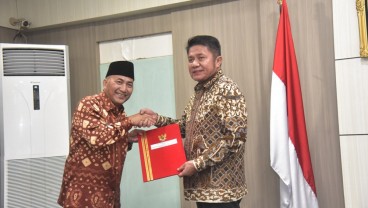 Gubernur Sumsel Serahkan SK Perpanjangan Pj Bupati Muba