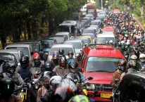 Sejumlah kendaraan terjebak kemacetan saat melintasi area cek poin pengawasan PSBB di sekitar jalan layang Universitas Indonesia (UI), perbatasan Kota Depok menuju Jakarta, Senin (13/4/2020). Bisnis/Arief Hermawan P