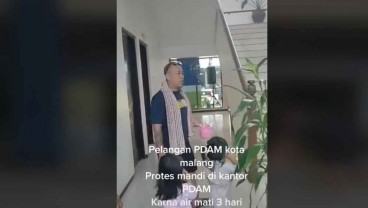 Viral! Protes Air Mati, Pelanggan Nekat Numpang Mandi di Kantor PDAM Malang