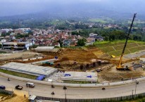 Foto suasana proyek pembangunan jalan tol Bocimi (Bogor, Ciawi, Sukabumi) dari ketinggian di Cigombong, Jawa Barat, Minggu (5/11)./JIBI-Nurul Hidayat