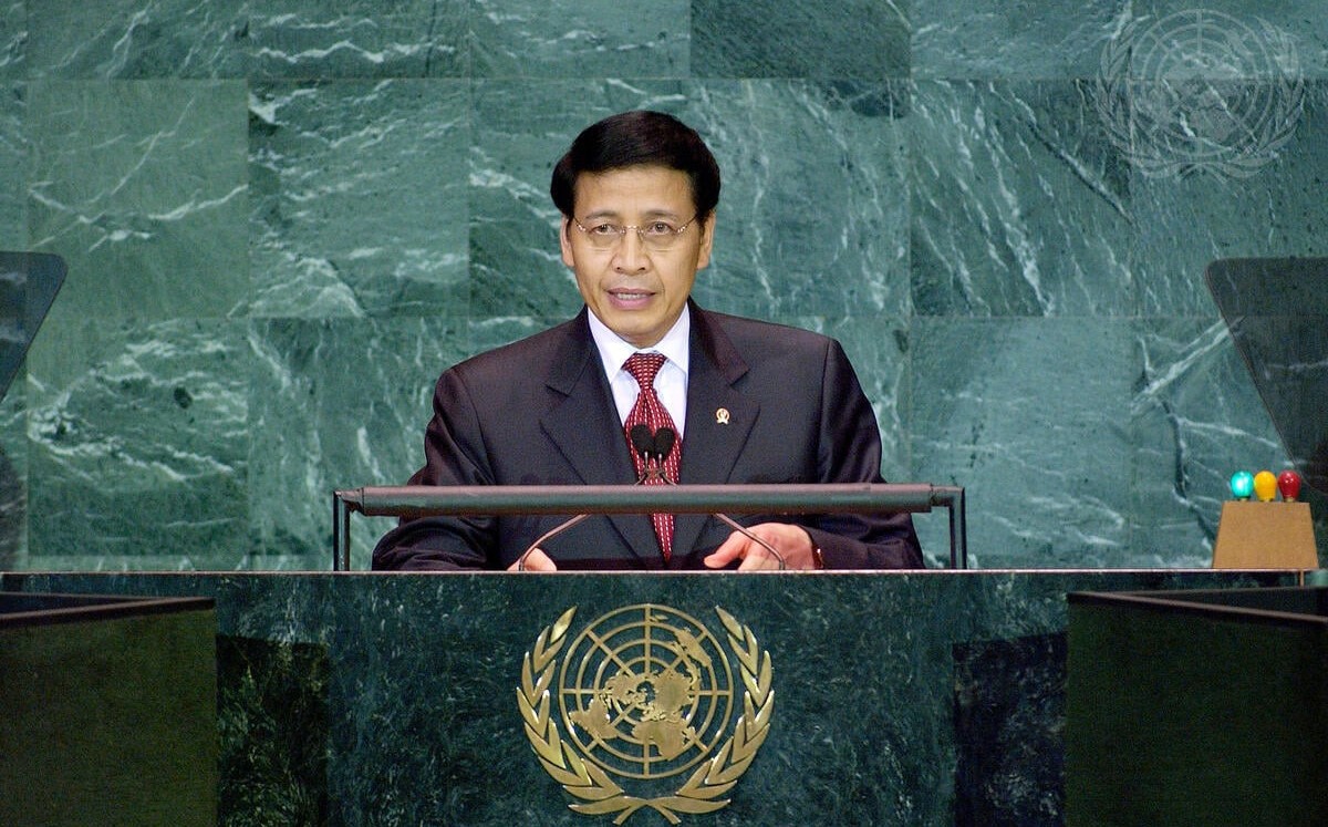 Hassan Wirajuda, Menteri Luar Negeri Indonesia (2001-2009), berpidato di Debat Umum Sidang Umum PBB ke-60 pada 19 September 2005 di Markas Besar PBB. (Dok. PBB)