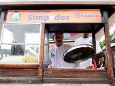 Kisah Bangkit di Balik Semangkuk Bakso, Dewi Beli Rumah Impian