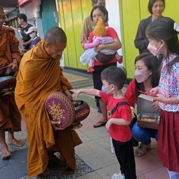 Sejumlah Biksu Mengikuti Ritual Pindapata di Kawasan Pecinan Kota Magelang