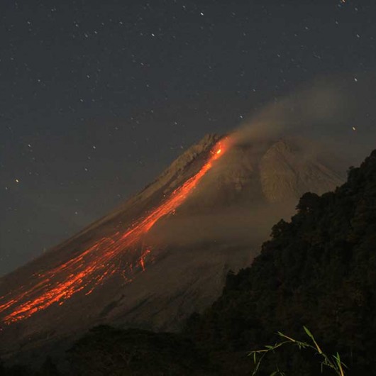 Gunung Merapi Luncurkan Lava Pijar Sejauh 2.000 Meter