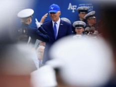Joe Biden Terjatuh di Upacara Kelulusan Akademi Angkatan Udara AS