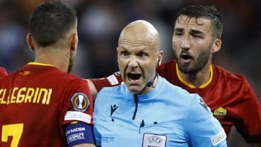 Viral Wasit Anthony Taylor Diserang Fans AS Roma di Bandara