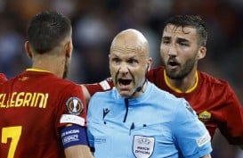 Viral Wasit Anthony Taylor Diserang Fans AS Roma di Bandara