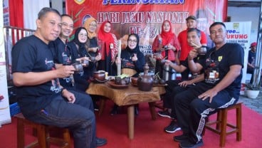 Peringatan Hari Jamu, Bupati Sukoharjo Minum Jamu Bersama UMKM Binaan Bank Jateng