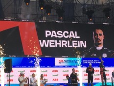 Pascal Wehrlein Juara Formula E Jakarta, Bamsoet dan Sandiaga Uno Beri Piala