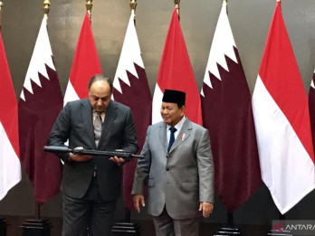 Prabowo Berikan Buah Tangan Senjata Kepada Menhan Qatar