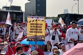 Tolak RUU Kesehatan, Nakes Demo di Gedung DPR Hari…