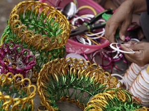 Ibu-Ibu Rumah Tangga di Sulawesi Tenggara Membuat Kerajinan Dari Limbah Sampah Plastik