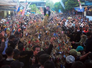 Warga Mengarak Gunungan Saat Tradisi Sedekah Bumi di Jepara