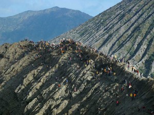 Masyarakat Suku Tengger Rayakan Yadnya Kasada di Gunung Bromo