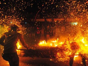 Keseruan Tradisi Perang Obor di Jepara Jawa Tengah