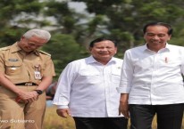 Presiden Joko Widodo (Jokowi) sedang meninjau panen raya di Desa Lajer, Kebumen, Jawa Tengah, Kamis (9/3/2023). Dia didampingi dua bakal calon presiden (bacapres) potensial yaitu Prabowo Subianto dan Ganjar Pranowo/Dok. Gerindra