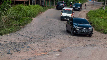 Jalan Kabupaten di Lebak Banten Rusak Parah Akibat Abrasi Sungai Ciujung