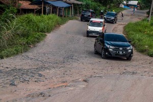 Jalan Kabupaten di Lebak Banten Rusak Parah Akibat Abrasi Sungai Ciujung