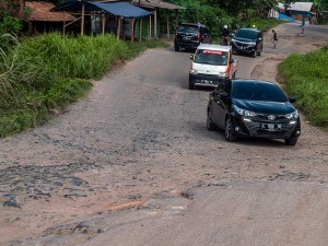 Jalan Kabupaten di Lebak Banten Rusak Parah Akibat Abrasi Sungai Ciujung