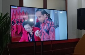 Momen Jokowi dan Megawati Senyum-Senyum Bergandengan Tangan di Rakernas III PDIP