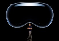 CEO Apple Tim Cook berbicara di bawah gambar Apple Vision Pro di Apple Park di Cupertino, California, AS, 5 Juni 2023. Disney akan menjadi mitra penyedia konten resmi untuk Apple Vision Pro. / REUTERS-Apple Inc/Joe Pugliese