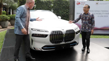BMW Indonesia Serahkan BMW i7 Sebagai Sustainable Mobility Partner Untuk KTT ke-43 ASEAN PLUS 2023