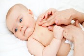 Jangan Sembarangan Menggelitik Bayi karena Berbahaya, Ini Alasannya