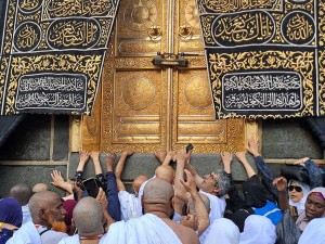 Jemaah Haji Berebut Mencium Hajar Aswad saat Lakukan Umrah Wajib dan Sunah