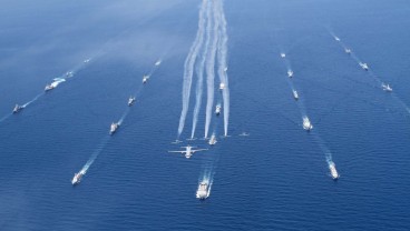 Kapal Perang Dari Berbagai Negara Berlayar di Selat Makassar