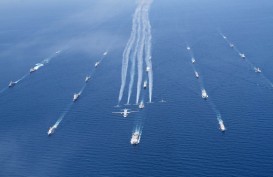 Kapal Perang Dari Berbagai Negara Berlayar di Selat Makassar