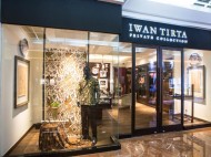 Iwan Tirta Private Collection Perkuat Inovasi Fashion