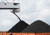 Ilustrasi pemuatan hasil tambang batu bara di Kalimantan. Bloomberg/Dimas Ardian