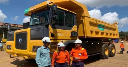 Truk listrik PT Vale Indonesia Tbk. (INCO) yang dikemudikan perempuan.
