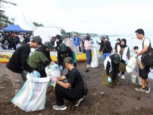 Aksi Bersih-Bersih Sampah di Pantai Tanjung Bayang Makassar