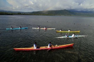 Keseruan Lomba Dayung Perahu di Teluk Jailolo Maluku Utara