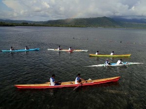 Keseruan Lomba Dayung Perahu di Teluk Jailolo Maluku Utara
