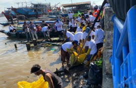 Turun Langsung, Warga Palembang Bersihkan 3 Ton Sampah di Sungai Musi