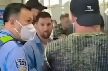 Viral Video Lionel Messi Tertahan di Bandara Beijing, Paspor Bermasalah?