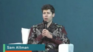Penampakan Bos ChatGPT Sam Altman Pakai Batik