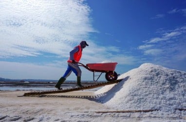 Terus Diguyur Hujan, Petambak Garam di Cirebon Gagal Panen