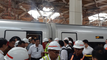 Cerita Luhut Jajal Kereta Cepat: Minim Getaran hingga Bisa Rapat Tanpa Gangguan