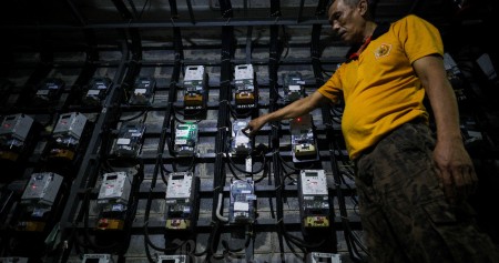 Warga melakukan pengisian token listrik prabayar di Jakarta, Senin (2/1/2023). Bisnis/Suselo Jati