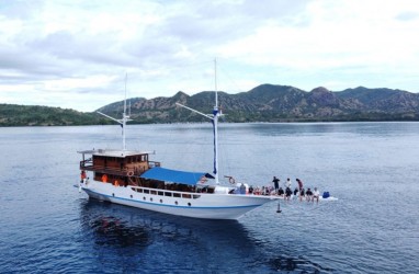 Nikmati Sensasi Berlayar Kapal Pinisi Bersama Bajo Crew Tour