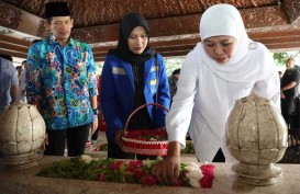 Gubernur Khofifah Ziarah Makam Bung Karno Bersama Pimpinan Mahasiswa