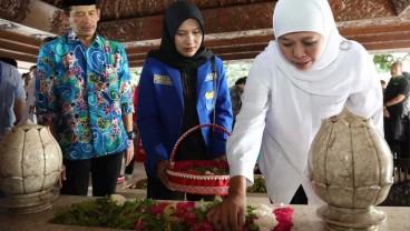 Gubernur Khofifah Ziarah Makam Bung Karno Bersama Pimpinan Mahasiswa