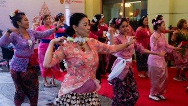 Semarak Festival Berkebaya di Pasar Senggol Grand Candi Hotel